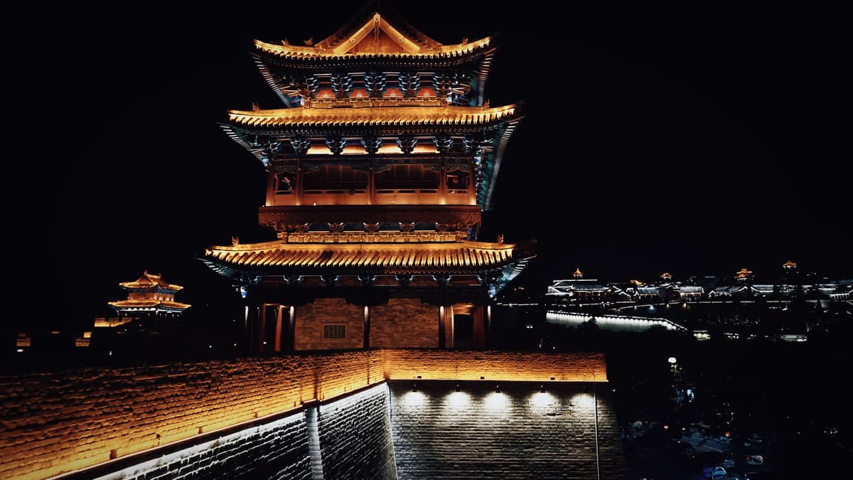 夜色中的古城楼
