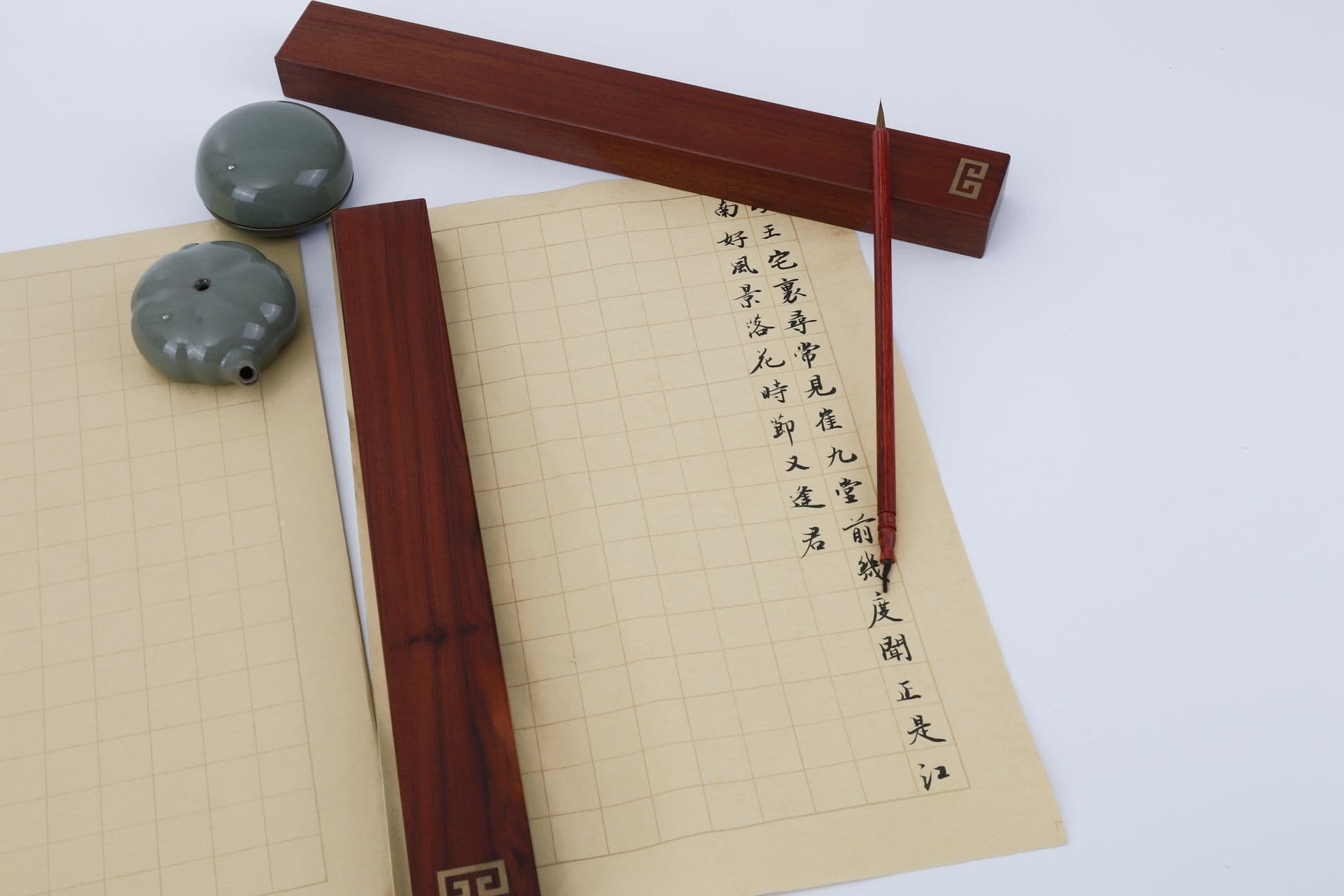 毛笔、镇纸与小楷书稿