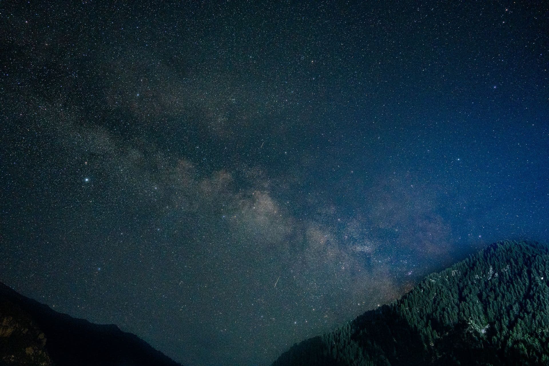 群山之上的银河星空